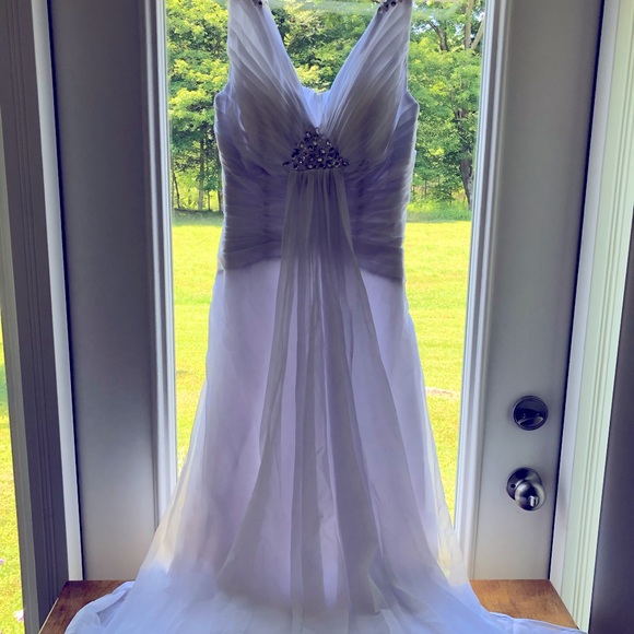 Beautiful Formal or Wedding Gown. Size USA 6 - Picture 3 of 12